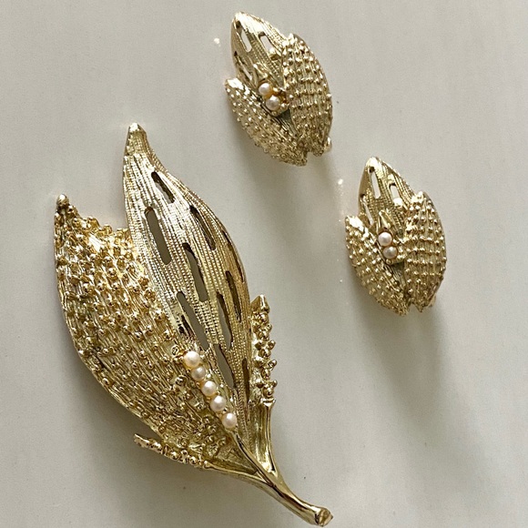 Vintage Brooch and Clip by n Earrings Set - Picture 3 of 7